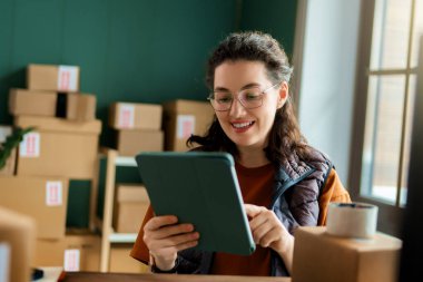 Kadın envanter müdürü stokları kontrol ediyor. Depoda çalışan bir kadın.. 