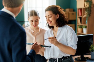 Genç moda tasarımcıları stüdyoda çalışıyor..