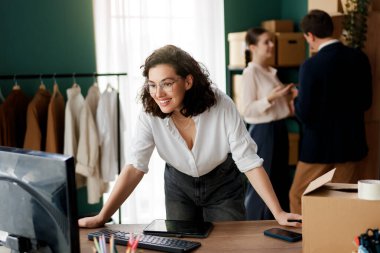 Genç moda tasarımcıları stüdyoda çalışıyor..