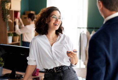 Genç moda tasarımcıları stüdyoda çalışıyor..