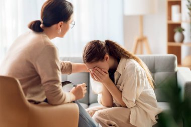 Psikolog resepsiyonundaki gencin danışmanlığı.