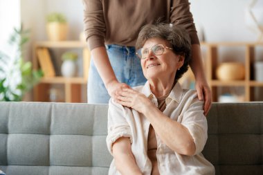 Mutlu hasta ve bakıcı birlikte vakit geçiriyor. Büyük kadın ve yetişkin kızı..