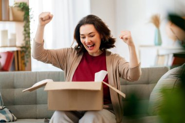 Kadın karton kutuları açıyor. Çevrimiçi alışveriş kavramı.