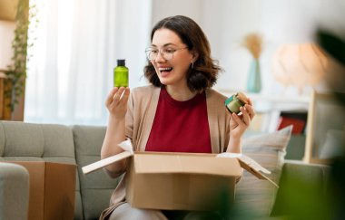 Kadın karton kutuları açıyor. Çevrimiçi alışveriş kavramı.