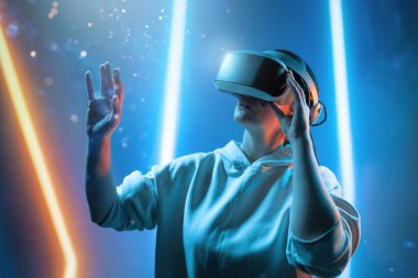 Metaverse teknoloji konsepti. Sanal gerçeklik gözlüklü kadın. Gelecekçi yaşam tarzı.