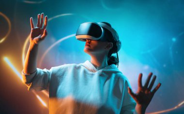 Metaverse teknoloji konsepti. Sanal gerçeklik gözlüklü kadın. Gelecekçi yaşam tarzı.