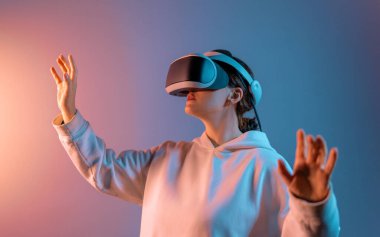 Metaverse teknoloji konsepti. Sanal gerçeklik gözlüklü kadın. Gelecekçi yaşam tarzı.