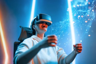 Metaverse teknoloji konsepti. Sanal gerçeklik gözlüklü kadın. Gelecekçi yaşam tarzı.