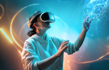 Metaverse teknoloji konsepti. Sanal gerçeklik gözlüklü kadın. Gelecekçi yaşam tarzı.