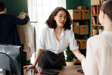 Genç moda tasarımcıları stüdyoda çalışıyor..