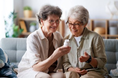 İki son sınıf öğrencisi evde ilaç alıyor..