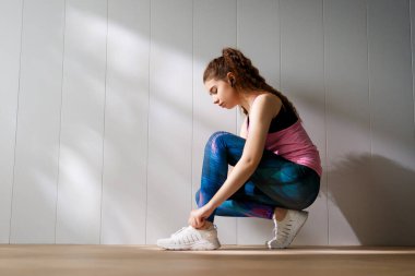 Sağlıklı yaşam ve spor kavramları. Moda spor giyim kadın egzersiz yapıyor.