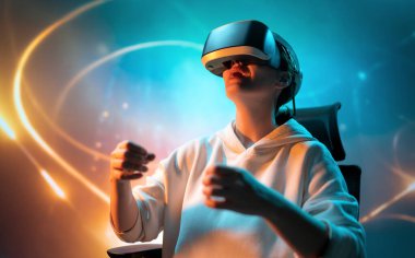 Metaverse teknoloji konsepti. Sanal gerçeklik gözlüklü kadın. Gelecekçi yaşam tarzı.