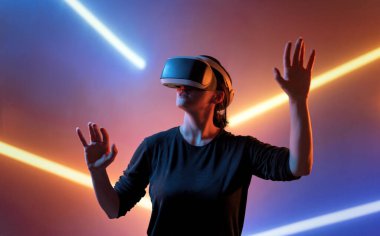 Metaverse teknoloji konsepti. Sanal gerçeklik gözlüklü kadın. Gelecekçi yaşam tarzı.