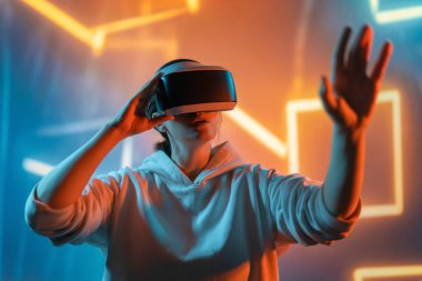 Metaverse teknoloji konsepti. Sanal gerçeklik gözlüklü kadın. Gelecekçi yaşam tarzı.