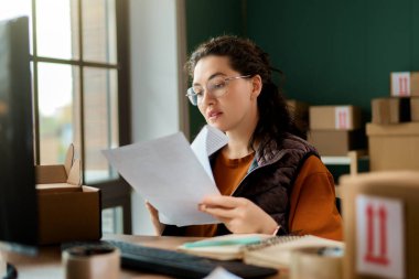 Kadın envanter müdürü stokları kontrol ediyor. Depoda çalışan bir kadın.. 