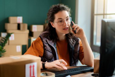 Kadın envanter müdürü stokları kontrol ediyor. Depoda çalışan bir kadın.. 