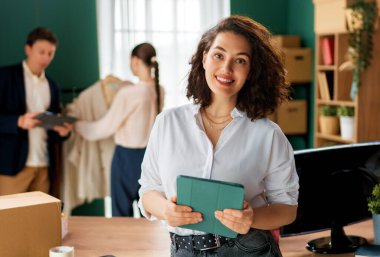 Genç moda tasarımcıları stüdyoda çalışıyor..