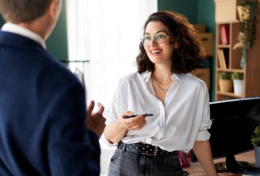 Genç moda tasarımcıları stüdyoda çalışıyor..