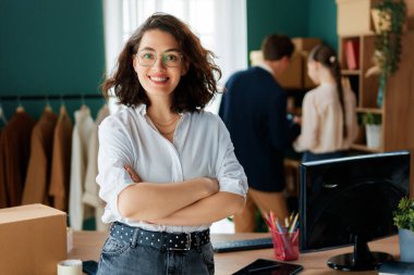 Genç moda tasarımcıları stüdyoda çalışıyor..