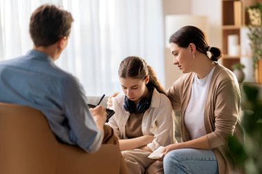 Psikolog resepsiyonunda genç ve anne danışmanlığı.