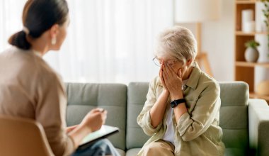 Psikolog resepsiyonundaki yaşlı kadın hastaya danışmanlık.