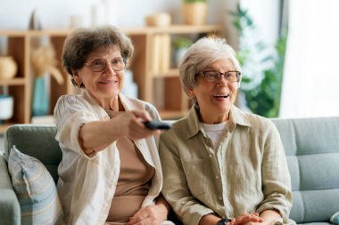 Televizyon izleyen son sınıf kadınları, filmler. Emekliler evde vakit geçiriyor..