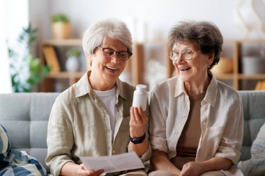 İki son sınıf öğrencisi evde ilaç alıyor..