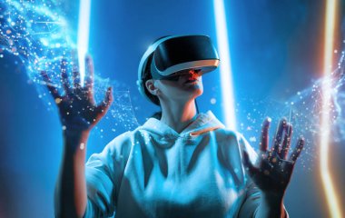 Metaverse teknoloji konsepti. Sanal gerçeklik gözlüklü kadın. Gelecekçi yaşam tarzı.