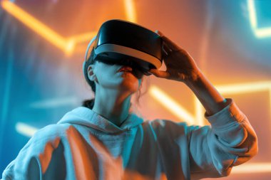 Metaverse teknoloji konsepti. Sanal gerçeklik gözlüklü kadın. Gelecekçi yaşam tarzı.