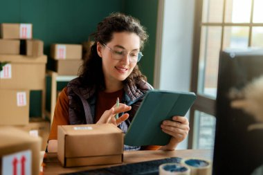 Kadın envanter müdürü stokları kontrol ediyor. Depoda çalışan bir kadın.. 