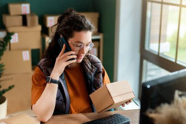 Kadın envanter müdürü stokları kontrol ediyor. Depoda çalışan bir kadın.. 