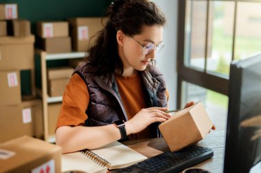 Kadın envanter müdürü stokları kontrol ediyor. Depoda çalışan bir kadın.. 