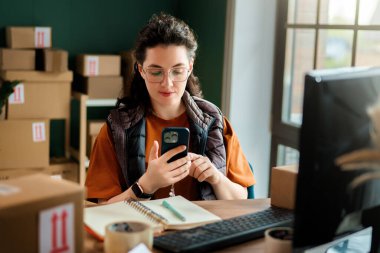 Kadın envanter müdürü stokları kontrol ediyor. Depoda çalışan bir kadın.. 