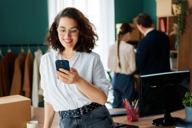 Genç moda tasarımcıları stüdyoda çalışıyor..