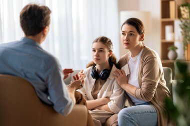 Psikolog resepsiyonunda genç ve anne danışmanlığı.