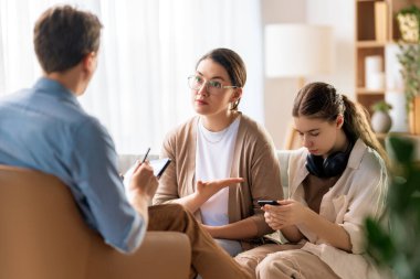 Psikolog resepsiyonunda genç ve anne danışmanlığı.