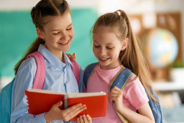 Okuldaki mutlu çocuklar. Çocuklar sınıfta öğreniyor..