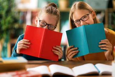 Okuldaki mutlu çocuklar. Çocuklar sınıfta öğreniyor..