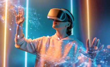 Metaverse teknoloji konsepti. Sanal gerçeklik gözlüklü kadın. Gelecekçi yaşam tarzı.