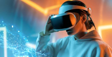 Metaverse teknoloji konsepti. Sanal gerçeklik gözlüklü kadın. Gelecekçi yaşam tarzı.