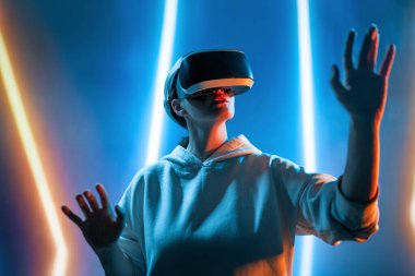 Metaverse teknoloji konsepti. Sanal gerçeklik gözlüklü kadın. Gelecekçi yaşam tarzı.