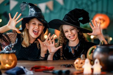 Cadı kostümlü iki kız Cadılar Bayramı 'nı kutluyor. Balkabaklı çocuklar