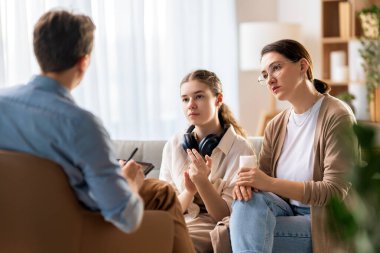 Psikolog resepsiyonunda genç ve anne danışmanlığı.