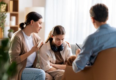 Psikolog resepsiyonunda genç ve anne danışmanlığı.