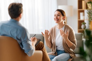 Psikolog resepsiyonundaki genç bayan hastaya danışmanlık.