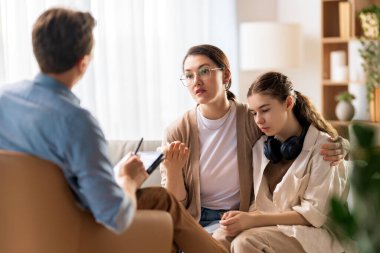 Psikolog resepsiyonunda genç ve anne danışmanlığı.