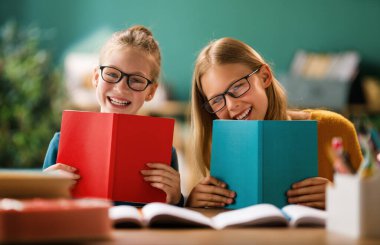 Okuldaki mutlu çocuklar. Çocuklar sınıfta öğreniyor..