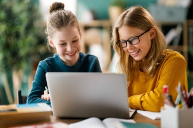 Okuldaki mutlu çocuklar. Çocuklar sınıfta öğreniyor..