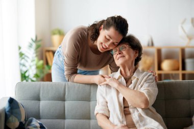 Mutlu hasta ve bakıcı birlikte vakit geçiriyor. Büyük kadın ve yetişkin kızı..